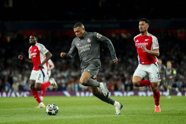 Real Madrid 'den Kylian Mbapp, UEFA Şampiyonlar Ligi çeyrek final maçı Arsenal' in Real Madrid 'e karşı Emirates Stadyumu, Londra, Birleşik Krallık' ta 8 Nisan 2025 'de oynanan karşılaşmasında topu kırdı.