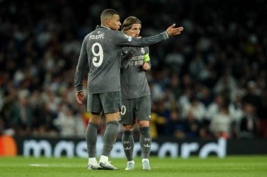 Real Madrid 'den Kylian Mbapp, UEFA Şampiyonlar Ligi çeyrek final maçında Luka Modri' ye tepki gösterdi. Arsenal, Real Madrid 'e karşı Emirates Stadyumu, Londra, Birleşik Krallık, 8 Nisan 2025
