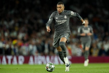 Real Madrid 'den Kylian Mbapp, UEFA Şampiyonlar Ligi çeyrek final maçı Arsenal' in Real Madrid 'e karşı Emirates Stadyumu, Londra, Birleşik Krallık' ta 8 Nisan 2025 'de oynanan karşılaşmasında topu kırdı.