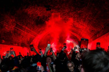 Arsenal taraftarları UEFA Şampiyonlar Ligi çeyrek final maçı öncesinde Emirates Stadyumu 'na yürüdüler. Arsenal, Real Madrid' e karşı Emirates Stadyumu 'nda, 8 Nisan 2025