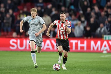 Sheffield United takımından Jack Robinson, 8 Nisan 2025 'te Bramall Lane, Sheffield, İngiltere' de oynanan Sky Bet Şampiyonası maçında Millwall 'dan Josh Coburn' un attığı topla ara verdi.