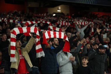 Arsenal taraftarları, takımların UEFA Şampiyonlar Ligi çeyrek final maçında kazandığı zaferden sonra Kuzey Londra 'yı söylüyor. Arsenal, Real Madrid' e karşı Emirates Stadyumu, Londra, İngiltere, 8 Nisan 2025
