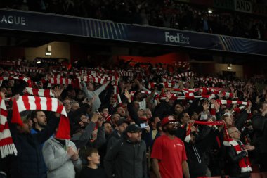 Arsenal taraftarları, takımların UEFA Şampiyonlar Ligi çeyrek final maçında kazandığı zaferden sonra Kuzey Londra 'yı söylüyor. Arsenal, Real Madrid' e karşı Emirates Stadyumu, Londra, İngiltere, 8 Nisan 2025