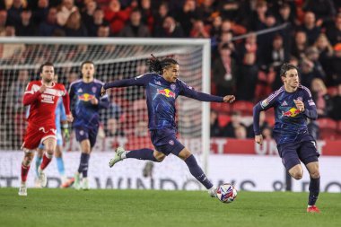 Leeds United takımından Isaac Schmidt, Middlesbrough - Leeds United maçında 8 Nisan 2025 'te Riverside Stadyumu, Middlesbrough' da maç yapıyor.