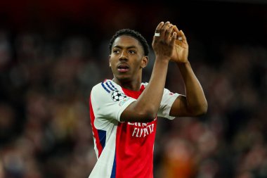 Arsenal 'den Myles Lewis-Skelly, UEFA Şampiyonlar Ligi çeyrek final maçı Arsenal' in Real Madrid 'e karşı Emirates Stadyumu, Londra, İngiltere' de 8 Nisan 2025 'de oynanan karşılaşmasının ardından takımların kazandığı galibiyet sonrasında taraftarlara teşekkür ediyor.