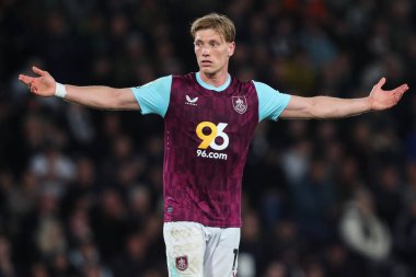 Burnley 'den Zian Flemming, 8 Nisan 2025' te İngiltere 'nin Derby Park Stadyumu' nda oynanan Gökyüzü İddia Şampiyonası maçında tepki gösterdi.