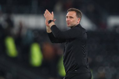 Derby County teknik direktörü John Eustace, 8 Nisan 2025 'te İngiltere' nin Pride Park Stadyumu 'nda oynanan Derby County - Burnley maçından sonra ev sahibi taraftarları alkışlıyor.