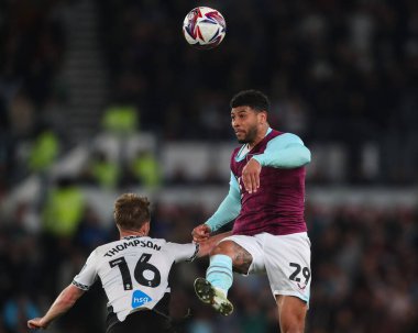 Burnley 'den Josh Laurent Derby County' den Liam Thompson 'ı 8 Nisan 2025' te İngiltere 'nin Derby şehrindeki Pride Park Stadyumu' nda oynanan Gökyüzü İddia Şampiyonası maçında yendi.