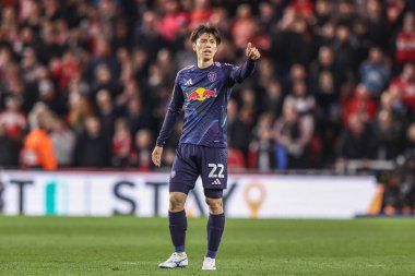 Leeds United takımından Ao Tanaka takımına, Middlesbrough - Leeds United maçı sırasında Riverside Stadyumu, Middlesbrough, İngiltere 'de 8 Nisan 2025' de talimat veriyor.