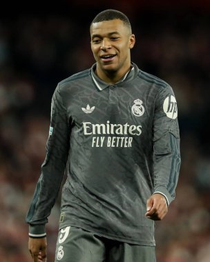 Real Madrid 'den Kylian Mbapp, UEFA Şampiyonlar Ligi çeyrek final maçı sırasında, 8 Nisan 2025' te Emirates Stadyumu 'nda Arsenal ve Real Madrid maçında tepki gösterdi.