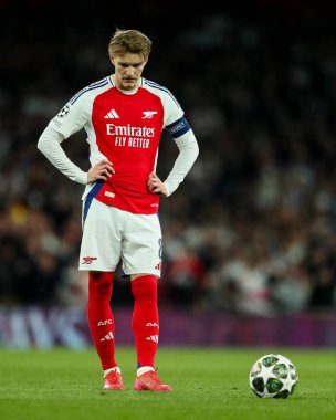 Arsenal 'den Martin Odegaard, UEFA Şampiyonlar Ligi çeyrek final maçında serbest atış yapmaya hazırlanıyor. Arsenal, Real Madrid' e karşı Emirates Stadyumu, Londra, Birleşik Krallık, 8 Nisan 2025