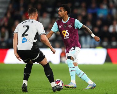 Burnley 'den Lucas Pires, 8 Nisan 2025' te İngiltere 'nin Derby şehrindeki Pride Park Stadyumu' nda oynanan Derby County-Burnley maçında maç yapıyor.