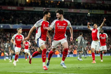 Arsenal 'den Mikel Merino, UEFA Şampiyonlar Ligi çeyrek final karşılaşmasında Declan Rice ile birlikte 8 Nisan 2025' te Londra, Emirates Stadyumu 'nda oynanan Arsenal - Real Madrid maçında attığı golü kutluyor.