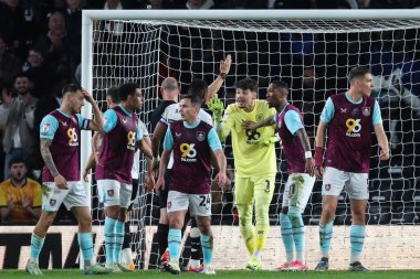 Burnley 'den James Trafford, 8 Nisan 2025' te İngiltere 'deki Pride Park Stadyumu' nda oynanan Sky Bet Şampiyonası maçında hakem Robert Madley 'e başvurdu.