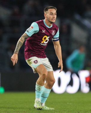 Burnley takımından Josh Brownhill 8 Nisan 2025 tarihinde İngiltere 'nin Derby şehrinde oynanan Derby County - Burnley maçında