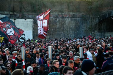Arsenal taraftarları UEFA Şampiyonlar Ligi çeyrek final maçı öncesinde Emirates Stadyumu 'na yürüdüler. Arsenal, Real Madrid' e karşı Emirates Stadyumu 'nda, 8 Nisan 2025
