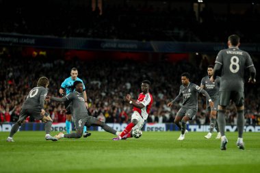 Arsenal 'den Bukayo Saka, UEFA Şampiyonlar Ligi çeyrek final karşılaşmasında Real Madrid' den Eduardo Camavinga 'ya meydan okudu.