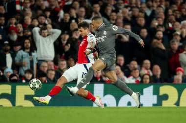 Arsenal 'den Jakub Kiwior, UEFA Şampiyonlar Ligi çeyrek final maçında Real Madrid' den Kylian Mbapp ile birlikte 8 Nisan 2025 'te Emirates Stadyumu' nda oynanan Arsenal-Real Madrid maçında top için mücadele ediyor.