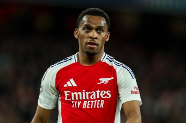 Arsenal 'den Jurrien Timber, UEFA Şampiyonlar Ligi çeyrek final maçı sırasında Emirates Stadyumu' nda Arsenal-Real Madrid maçına bakıyor.