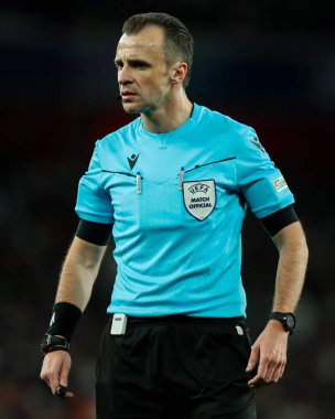 Hakem Irfan Peljto, UEFA Şampiyonlar Ligi çeyrek final maçında Emirates Stadyumu 'nda Arsenal' e karşı Real Madrid maçını izliyor.