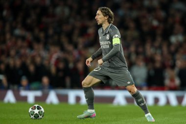 Real Madrid 'den Luka Modri, UEFA Şampiyonlar Ligi çeyrek final maçında topla koşuyor. Arsenal, Real Madrid' e karşı Emirates Stadyumu, Londra, Birleşik Krallık, 8 Nisan 2025