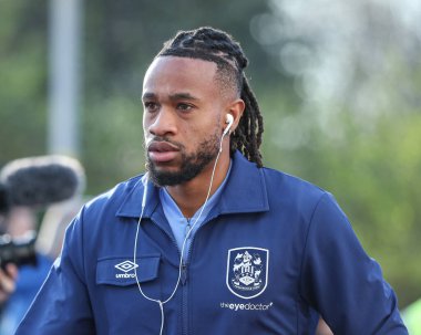 Huddersfield Town 'dan David Kasumu, 8 Nisan 2025' te Huddersfield, İngiltere 'deki John Smith Stadyumu' nda Huddersfield Town ile Wycombe Wanderers arasındaki Sky Bet 1 maçı öncesinde stadyuma geldi.
