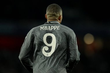 Real Madrid 'den Kylian Mbapp, UEFA Şampiyonlar Ligi çeyrek final maçı sırasında Emirates Stadyumu' nda Arsenal 'e karşı Real Madrid maçını izliyor.