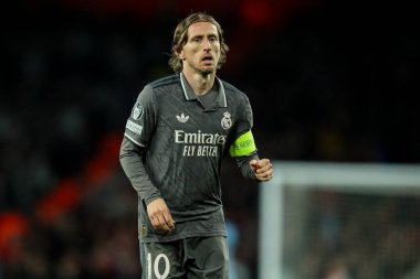 Real Madrid 'den Luka Modri, UEFA Şampiyonlar Ligi çeyrek final maçı sırasında Emirates Stadyumu' nda Arsenal 'e karşı Real Madrid, Londra, 8 Nisan 2025' de maç yapıyor.