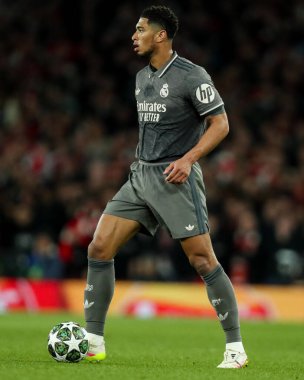 Real Madrid 'den Jude Bellingham, UEFA Şampiyonlar Ligi çeyrek final maçında topla koşuyor. Arsenal, Real Madrid' e karşı Emirates Stadyumu, Londra, Birleşik Krallık, 8 Nisan 2025