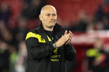 Millwall teknik direktörü Alex Neil, 8 Nisan 2025 'te Bramall Lane, Sheffield, İngiltere' de oynanan Sky Bet Şampiyonası maçında gezici taraftarlarla 0-1 'lik galibiyetini kutluyor.