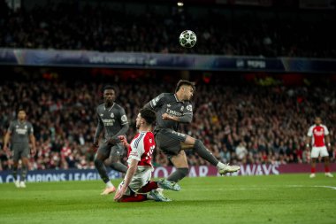 Arsenal 'den Declan Rice, Real Madrid' den Ral Asencio ile 8 Nisan 2025 'te Emirates Stadyumu' nda oynanan UEFA Şampiyonlar Ligi çeyrek final maçında top için mücadele ediyor.