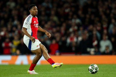 Arsenal 'den Myles Lewis-Skelly, UEFA Şampiyonlar Ligi çeyrek final maçında topu geçiyor. Arsenal, Real Madrid' e karşı Emirates Stadyumu, Londra, İngiltere, 8 Nisan 2025