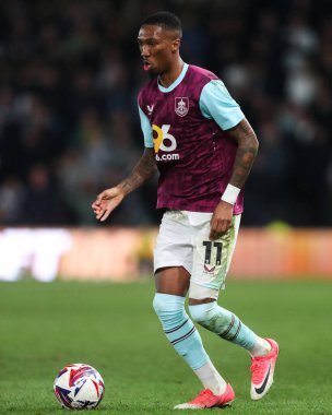 Burnley 'den Jaidon Anthony, 8 Nisan 2025' te İngiltere 'nin Pride Park Stadyumu' nda oynanan Derby County-Burnley maçında topla birlikte ilerliyor.