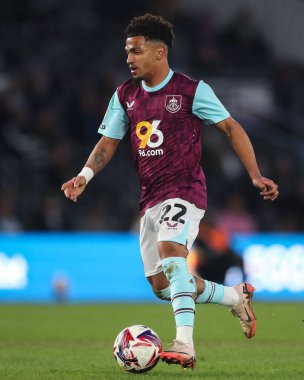 Burnley 'den Marcus Edwards, 8 Nisan 2025' te İngiltere 'nin Derby şehrindeki Pride Park Stadyumu' nda oynanan Derby County-Burnley maçında topla birlikte ilerliyor.