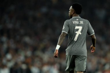 Real Madrid 'den Vincius Jnior, UEFA Şampiyonlar Ligi çeyrek final maçı sırasında Emirates Stadyumu' nda Arsenal-Real Madrid maçına bakıyor.