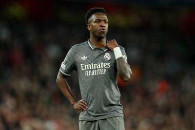Real Madrid 'den Vincius Jnior, UEFA Şampiyonlar Ligi çeyrek final maçında, 8 Nisan 2025' te Emirates Stadyumu 'nda Arsenal ve Real Madrid maçında tepki gösterdi.