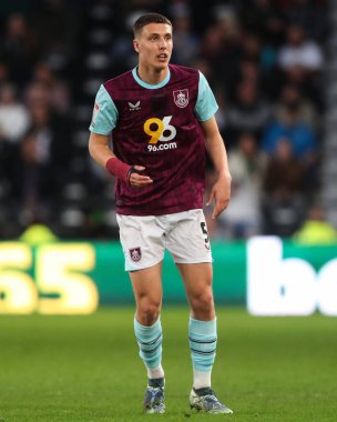 Burnley takımından Maxime Estve, 8 Nisan 2025 tarihinde İngiltere 'nin Derby şehrindeki Pride Park Stadyumu' nda oynanan Derby County - Burnley maçında