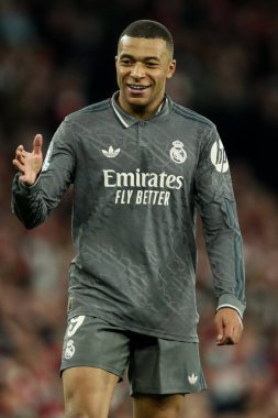 Real Madrid 'den Kylian Mbapp, UEFA Şampiyonlar Ligi çeyrek final maçı sırasında, 8 Nisan 2025' te Emirates Stadyumu 'nda Arsenal ve Real Madrid maçında tepki gösterdi.