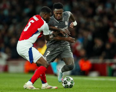 Real Madrid 'den Vincius Jnior, UEFA Şampiyonlar Ligi çeyrek final maçında Arsenal' in Real Madrid 'e karşı Emirates Stadyumu, Londra, Birleşik Krallık' ta 8 Nisan 2025 tarihinde oynadığı maçta Arsenal 'li Thomas tarafından baskı altına alınmıştır.