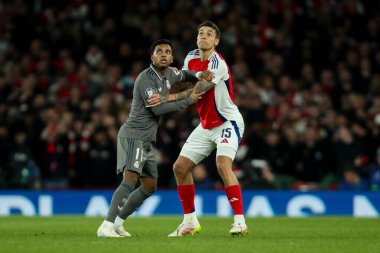 Real Madrid 'den Rodrygo, UEFA Şampiyonlar Ligi çeyrek final maçında Jakub Kiwior ile Londra, Emirates Stadyumu' nda 8 Nisan 2025 tarihinde oynanan Arsenal - Real Madrid maçında top için mücadele eder.