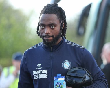 Wycombe Wanderers takımından Fred Onyedinma, 8 Nisan 2025 'te İngiltere' nin Huddersfield Stadyumu 'nda Huddersfield Town ile Wycombe Wanderers arasındaki Sky Bet 1 maçı öncesinde stadyuma geldi.