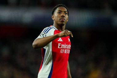 Arsenal 'den Myles Lewis-Skelly, UEFA Şampiyonlar Ligi çeyrek final maçı Arsenal' in Real Madrid 'e karşı Emirates Stadyumu, Londra, İngiltere' de 8 Nisan 2025 'de oynanan karşılaşmasının ardından takımların kazandığı galibiyet sonrasında taraftarlara teşekkür ediyor.