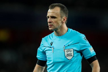 Hakem Irfan Peljto, UEFA Şampiyonlar Ligi çeyrek final maçında Emirates Stadyumu 'nda Arsenal' e karşı Real Madrid maçını izliyor.