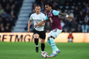 Burnley 'den Lucas Pires, 8 Nisan 2025' te İngiltere 'nin Pride Park Stadyumu' nda oynanan Derby County-Burnley maçında topla birlikte ilerliyor.