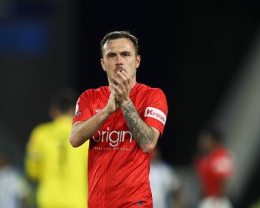 Wycombe Wanderers takımından Josh Scowen, 8 Nisan 2025 'te John Smith Stadyumu' nda oynanan Huddersfield Town-Wycombe Wanderers maçında 1-0 'lık skorla taraftarlarını alkışladı.