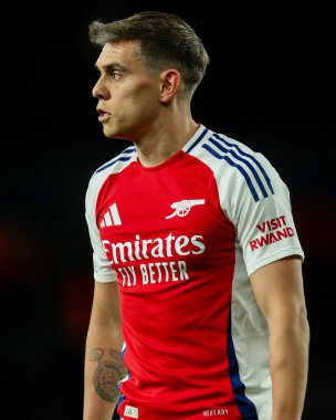 Arsenal 'den Leandro Trossard, UEFA Şampiyonlar Ligi çeyrek final maçı sırasında Emirates Stadyumu' nda Arsenal-Real Madrid maçına bakıyor.