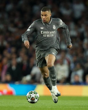 Real Madrid 'den Kylian Mbapp, UEFA Şampiyonlar Ligi çeyrek final maçı Arsenal' in Real Madrid 'e karşı Emirates Stadyumu, Londra, Birleşik Krallık' ta 8 Nisan 2025 'de oynanan karşılaşmasında topu kırdı.
