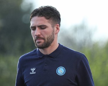 Wycombe Wanderers takımından Luke Leahy, 8 Nisan 2025 'te John Smith Stadyumu' nda Huddersfield Town ile Wycombe Wanderers arasındaki Sky Bet 1 maçı öncesinde stadyuma geldi.