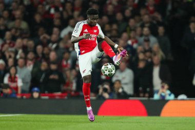 Arsenal 'den Bukayo Saka, UEFA Şampiyonlar Ligi çeyrek final maçında topu kontrol ediyor. Arsenal, Real Madrid' e karşı Emirates Stadyumu, Londra, Birleşik Krallık, 8 Nisan 2025