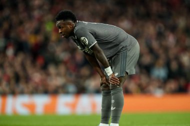 Real Madrid 'den Vincius Jnior, UEFA Şampiyonlar Ligi çeyrek final maçı sırasında Emirates Stadyumu' nda Arsenal 'e karşı Real Madrid maçına bakıyor.